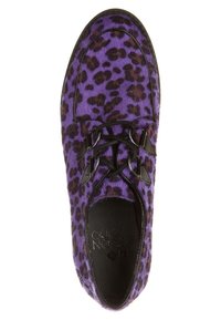 Mocassin violet avec des taches léopard marron foncé, œillets en cuir noir pour les lacets et semelle intérieure noire, vu de dessus.