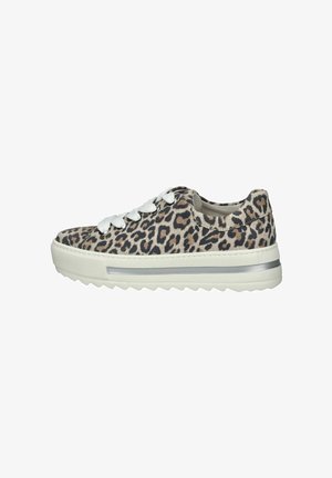 Sneaker i leopardmønster med hvide snørebånd, tekstureret overdel og tyk hvid sål med sølvdetaljer. Rund tå og lav profil design.
