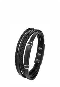 Bracciale in pelle nera con sezioni intrecciate e lisce, dettagli in metallo e il nome del marchio "s.Oliver" riportato sui ganci.