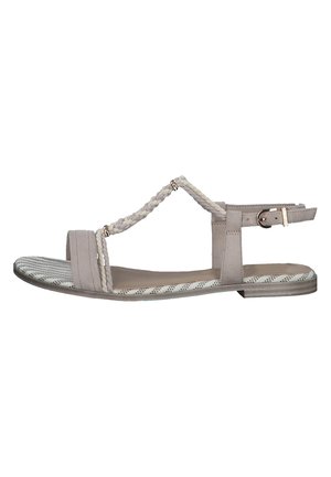 Sandalino piatto grigio chiaro con accenti intrecciati e una cinghia alla caviglia. Presenta una suola texturizzata con pattern sottili e dettagli in hardware minimal.