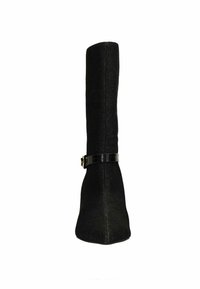 Zwarte stoffen enkelboot met een strakke hoge schacht, puntige neus en glanzend zwart accent rond de enkel. Zachte textuur met minimale details.