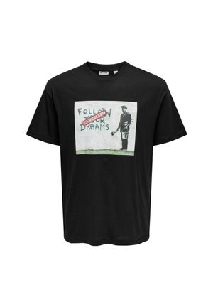 Zwarte katoenen t-shirt met een grafische print van een man met een verfblik naast de tekst "VOLG JE DROMEN" met "GEANNULEERD" in het rood.
