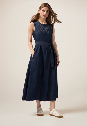 Denim maxi-jurk met een aansluitend lijfje, mouwloos ontwerp en een riem in de taille. Heeft een gestructureerd kraalpatroon rond de halslijn.