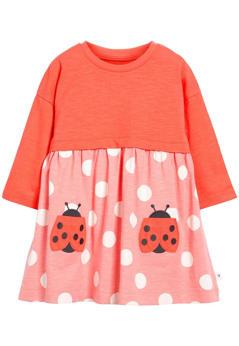 Robe longue corail à manches longues avec une jupe à pois, ornée de deux coccinelles brodées sur les poches. Tissu doux, coupe décontractée.