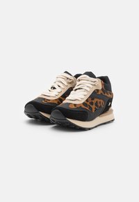 Zapatillas deportivas negras y beige con detalles de estampado de leopardo, gamuza texturizada, cordones en contraste y suela de goma para tracción.
