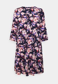 Robe bleu marine longueur genou avec motif floral rose et violet, manches trois-quarts à volants et jupe à étages.
