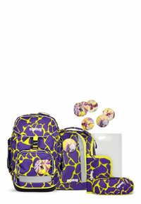 Set di zaini ergobag a motivo viola e giallo di varie dimensioni, con distintivi rotondi e dettagli riflettenti. Include astuccio e portadocumenti.