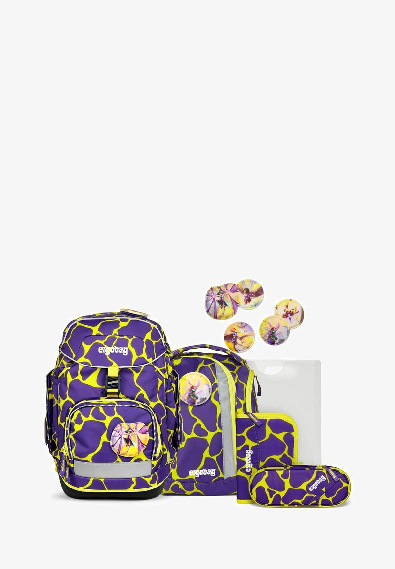 Set di zaini ergobag a motivo viola e giallo di varie dimensioni, con distintivi rotondi e dettagli riflettenti. Include astuccio e portadocumenti.