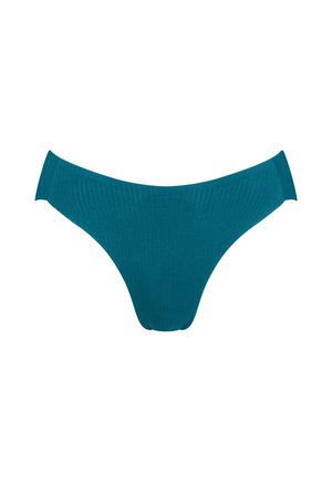 Γυναικείο εσώρουχο μπικίνι από ριγωτό ύφασμα σε τυρκουάζ χρώμα με χαμηλή μέση και ελάχιστη κάλυψη, σε λευκό φόντο.
