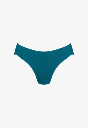 Intimo da donna stile bikini in tessuto costellato verde petrolio con una fascia in vita a vita bassa e copertura minima su sfondo bianco.