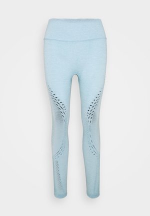 Jasnoniebieskie legginsy wykonane z elastycznego materiału z wysokim stanem. Posiadają wycięcia wzdłuż boków, które zapewniają wentylację i podkreślają design.