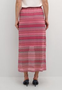 Maxi sukně s vlnkovým vzorem v odstínech růžové, červené a šedé. Má přiléhavý pas a volně spadá až kanklům.