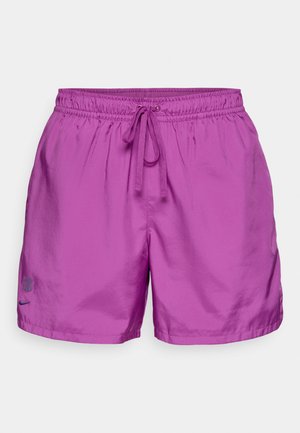 Fialové plavky s elastickým pásom a nastaviteľnou šnúrkou. Majú lesklú textúru a potlačené logo.