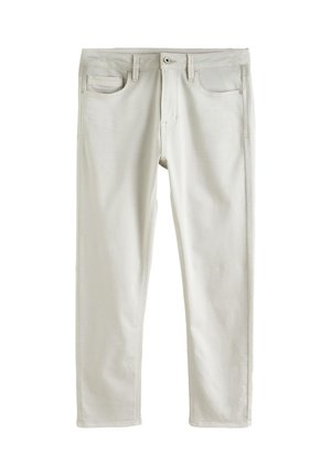 Pantalones rectos de color beige claro con cierre frontal de botón y cremallera, trabillas para cinturón y bolsillos delanteros y de moneda sobre fondo blanco.