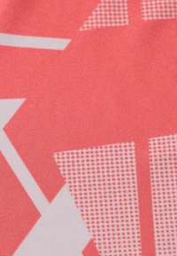 Korallfarbener Stoff mit geometrischem Muster featuring weißen Formen. Enthält strukturierte Bereiche und ein gepunktetes Design. Glatte Oberfläche.