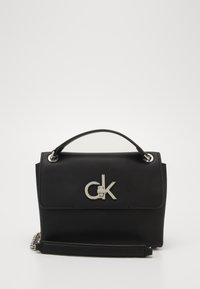 Sort håndtaske i faux læder med en struktureret form, prydet med et sølv-logo, en top-hank og en aftagelig skulderrem.