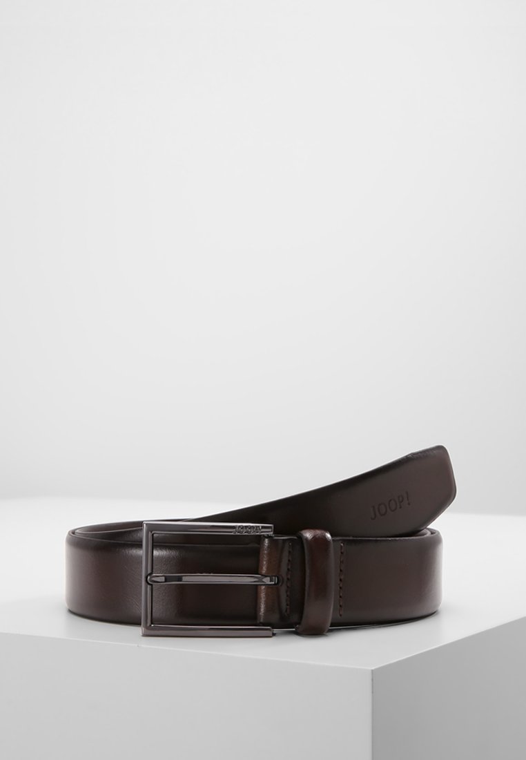 Ceinture en cuir marron avec une texture lisse, boucle en métal argentée et logo de la marque gaufré à l'intérieur, présentant un design classique.