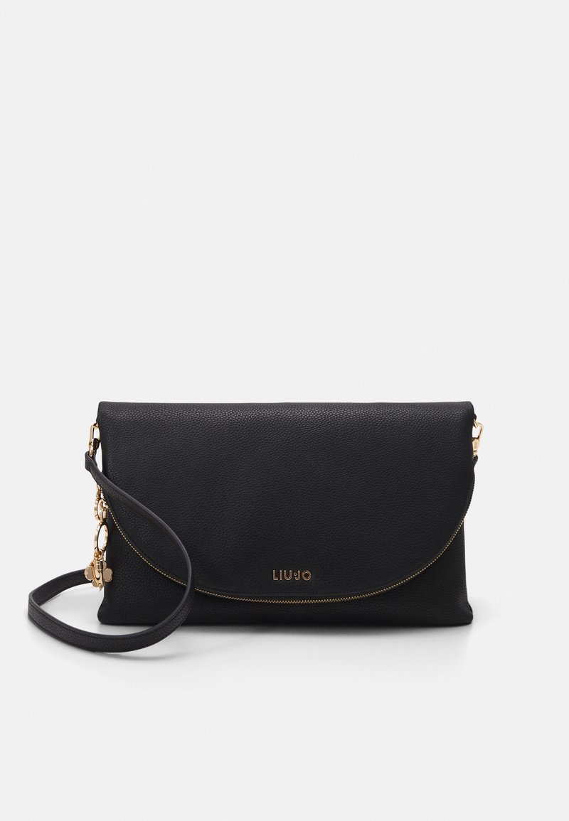 Pochette en cuir noir avec quincaillerie dorée, fermeture éclair, et une sangle amovible. Présente une finition texturée et un logo en relief à l'avant.