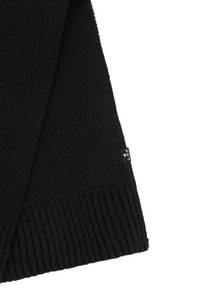Schwarzer Strickschal mit gerippter Textur und schlichter Gestaltung. Verfügt über ein Logo-Tag auf einer Seite. Der Stoff wirkt weich und warm.