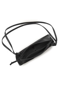 Juodas odinis per petį nešiojamas krepšys su elegantišku dizainu, turintis užtrauktuko uždarymą ir dvi ilgas reguliuojamas juostas universaliam nešiojimui.