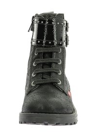 Bottines noires au fini en suede texturé, avec un laçage à l'avant et une sangle en cuir verni brillant ornée de clous au niveau de la cheville.