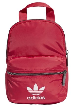 Pequeña mochila roja de Adidas con bolsillo frontal con cremallera y el logotipo blanco de Adidas trefoil en la parte delantera.