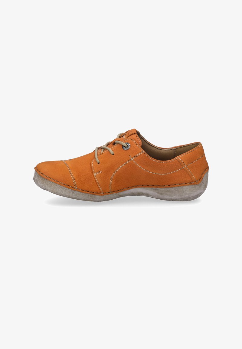 Scarpa in pelle arancione con punta tonda, suola piatta in gomma e lacci beige. Presenta dettagli di cuciture e una superficie texturizzata.