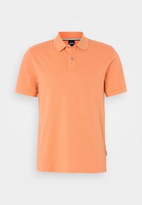 Polo orange à manches courtes avec deux boutons, col et logo BOSS discret sur la poitrine, présenté sur un fond uni.