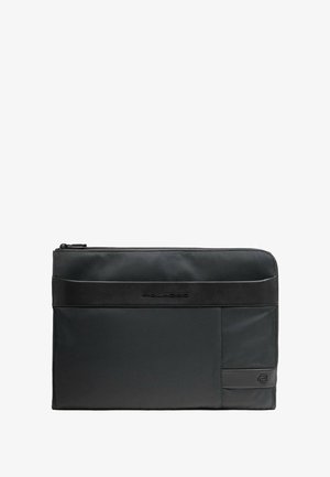 Custodia per laptop nera in nylon resistente, con un dettaglio in pelle liscia, chiusura con cerniera e logo del marchio sul davanti.