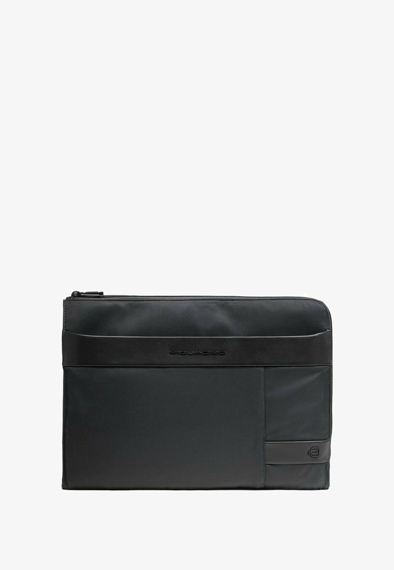 Custodia per laptop nera in nylon resistente, con un dettaglio in pelle liscia, chiusura con cerniera e logo del marchio sul davanti.