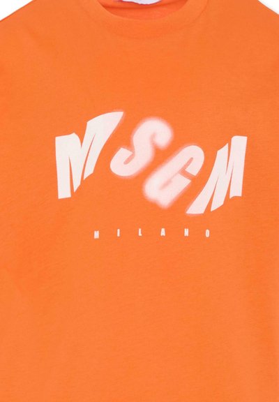 Oranje stof met gestileerde witte "MSGM" tekst en kleinere "MILANO" tekst eronder in het midden van de voorkant.