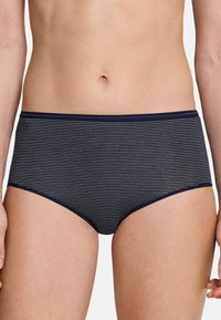 Mutandine in cotone blu navy a righe, con una forma a taglio alto, caratterizzate da sottili righe bianche e una morbida cintura elasticizzata.