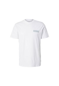 Camiseta de algodón blanca con un logo "GUESS" en azul claro en el lado izquierdo del pecho, mangas cortas y cuello redondo.