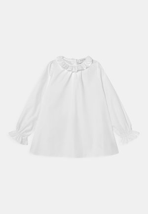 Weißes Baby-Kleid mit langen Ärmeln, Rüschenkragen und Rüschenbündchen, locker geschnitten, aus weichem Stoff, wird mit einem Knopf auf der Rückseite geschlossen.