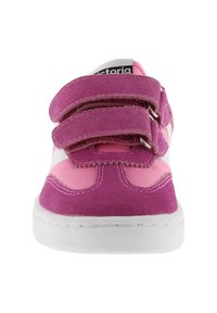 Sneaker rosa con una combinazione di camoscio e tessuto, progettata con doppie fasce in velcro e una suola in gomma bianca.