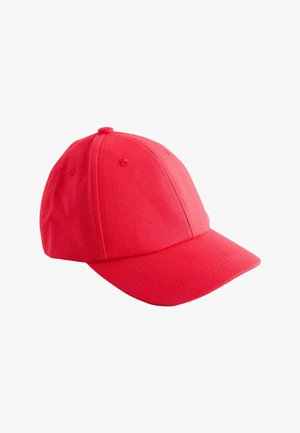 Casquette de baseball rouge à visière incurvée et trous de ventilation cousus sur le dessus, présentée sur un fond blanc.