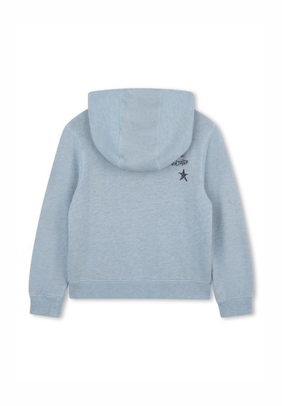Lichtblauwe hoodie met lange mouwen, ribgebreide boorden en zoom, en een kleine zwarte ster met de tekst "VOLTAIRE" op de rechterbovenrug.