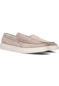 Lichte beige instappers van suede met een zachte textuur, ronde neus en een witte rubberen zool. Casual ontwerp geschikt voor dagelijks gebruik.
