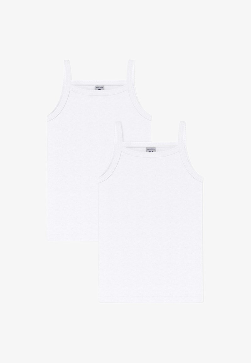 To ensfargede hvite ermeløse undertrøyer med tynne stropper, lagt flatt, den ene litt overlappende den andre.