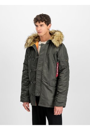 Olivgrüne isolierte Jacke mit Kunstfellkapuze, Reißverschluss- und Knopfverschluss, seitlichen Taschen und einem roten Etikett. Glatte Textur und warmes Design.