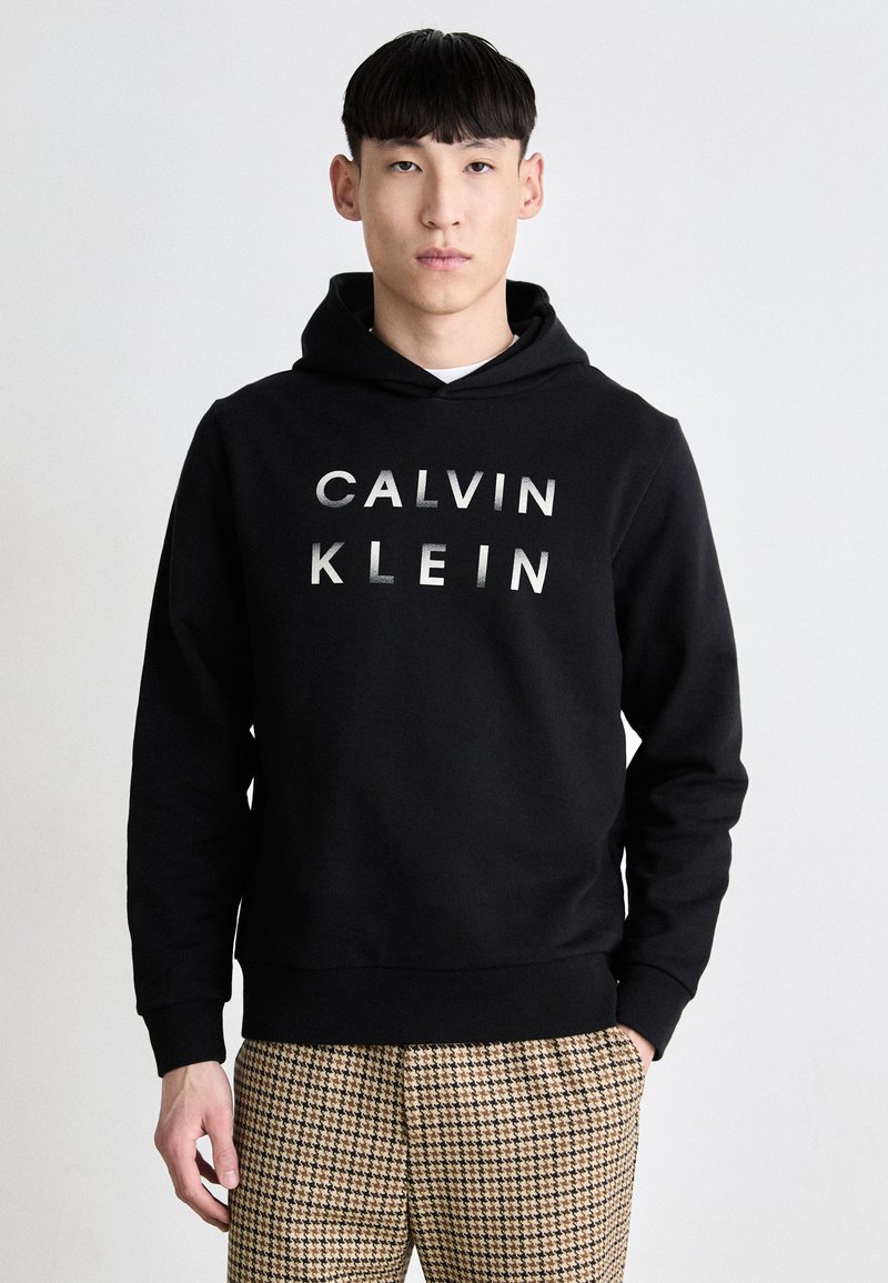 Calvin Klein ENLARGED LOGO HOODIE - Jersey con capucha - black
