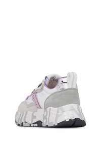Sneaker chunky in pelle scamosciata bianca, grigia e viola con una finitura testurizzata. Presenta dettagli riflettenti e un logo audace sulla suola.
