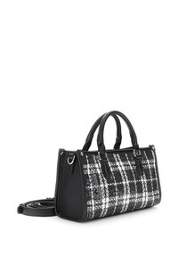 Borsa a mano a quadri in bianco e nero realizzata in tessuto testurizzato con dettagli in pelle nera. Presenta doppi manici e una tracolla rimovibile.
