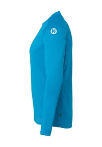 Chemise à manches longues en turquoise vif, fabriquée en tissu lisse et léger. Elle présente un logo sur l'épaule gauche et une coupe conçue pour le confort.