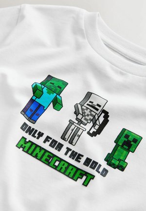 Bílé tričko s pixelovanými postavičkami z Minecraftu: zombie v modrém tričku, kostlivec s lukem a zelený creeper, označeno nápisem "JEN PRO ODVAŽNÉ."