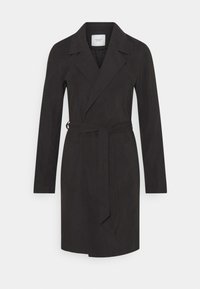 Czarny płaszcz trench coat z długimi rękawami, paskiem w talii, kołnierzem w kształcie litery V i gładką tkaniną. Minimalistyczny design bez widocznych wzorów.