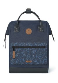 Sac à dos bleu marine avec une poche avant à motif floral, des accents en cuir, une poignée supérieure et un compartiment zippé. Construction en tissu durable.