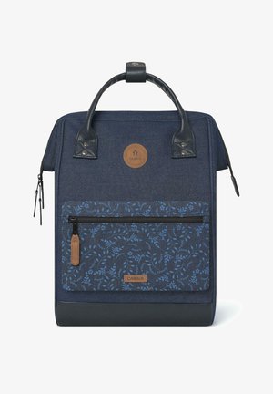Zaino blu navy con tasca frontale a motivo floreale, dettagli in pelle, maniglia superiore e scomparto con zip. Costruzione in tessuto resistente.