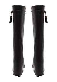 Černé kožené kozačky sahající ke kolenům s hladkou texturou, plochým podpatkem, zlatým kováním a střapcovým ozdobným prvkem na boku.