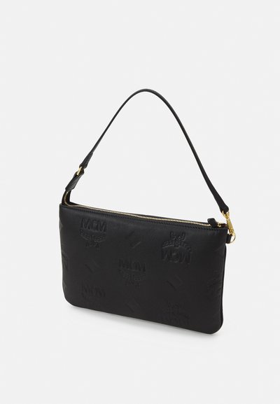 Borsa a tracolla in pelle nera con logo in rilievo, chiusura a zip e un'unica tracolla. Presenta una texture liscia e accenti in hardware dorato.